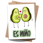 Tarjeta de Nacimiento Niño – Diseño Divertido de Familia de Aguacates – 10.8x14 cm – Interior en Blanco – Felicitación Adorable para Bebé Recién Nacido